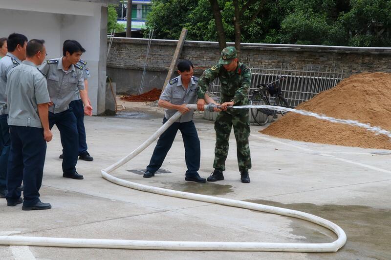 图为现场指导消防水带使用